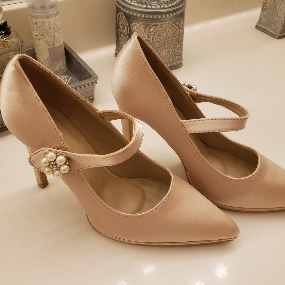 Elegant Pearl Vintage Heels